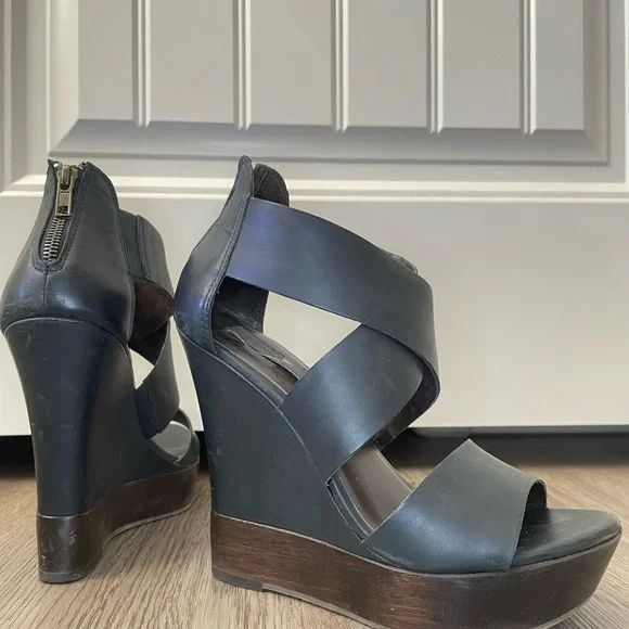 Wedge sandal women’s size 7 - Picture 2 of 8